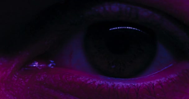 Otwarte Męskie Oko Dużym Źrenicą Makro Zbliżenie Oka Skierowane Kamerę — Wideo stockowe