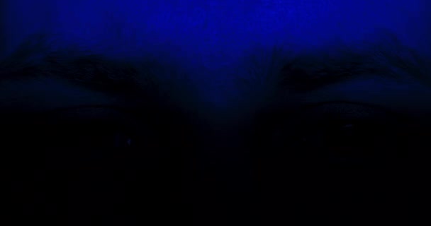 节奏脉动蓝光和红光引导的激光照明 男人眼睛上的特写宏观 五彩斑斓的光芒照亮了他们的脸 — 图库视频影像