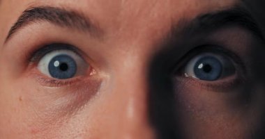 Makro yakın plan güzel mavi gözler dehşete kapılmış kameraya bak..