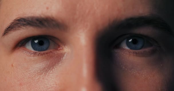 Macro Close Homens Belos Olhos Azuis Abrindo Lentamente Olhar Sério — Vídeo de Stock