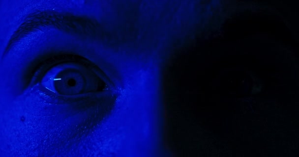 Makro Nahaufnahme Bei Verängstigten Augen Abwechselnd Blinkendes Blaues Und Rotes — Stockvideo