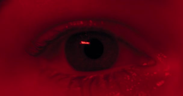 Makro Zbliżenie Oku Pojawiające Się Znikające Czerwonym Niebieskim Świetle Stroboskopowym — Wideo stockowe