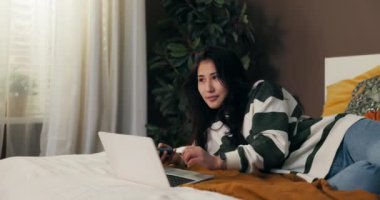 Banka internet sitesindeki işlemi kabul et. Bir kadın çevrimiçi alışverişler için kredi kartıyla ödeme yapar. Ödeme onayı, kızı sipariş ettiği ürünlerden memnun eder..