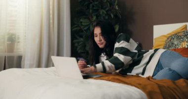 Banka internet sitesindeki işlemi kabul et. Bir kadın çevrimiçi alışverişler için kredi kartıyla ödeme yapar. Ödeme onayı, kızı sipariş ettiği ürünlerden memnun eder..