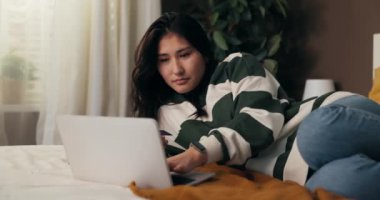 Bir kadın bilgisayarla yatağa uzanıyor ve internetten alışveriş siparişi veriyor. İnternet sitesindeki kredi kartı ödemesi reddedildi. İşlemin iptali kızın kafasını karıştırdı ve kart numaralarını tekrar girdi.