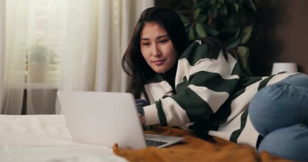 Wesoła Kobieta Dokonuje Płatności Online Zakupy Stronie Internetowej Sklepów Dziewczyna — Wideo stockowe