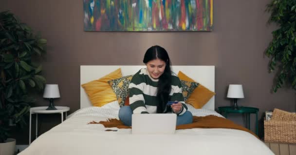 Girl Dressed Sweater Jeans Sits Bed Bedroom Laptop Orders Clothes — Wideo stockowe