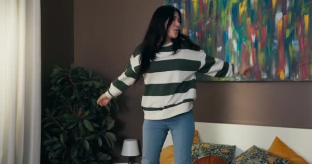 Neşeli Bir Kadın Yatak Odasında Şarkı Söyler Dans Eder Güzel — Stok video