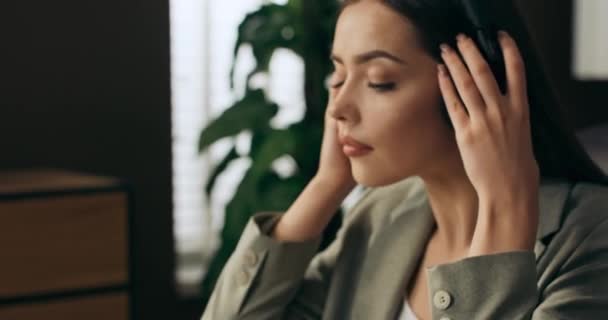 Selective Focus Close Shot Headphones Case Slow Motion Concept Buisness — Video