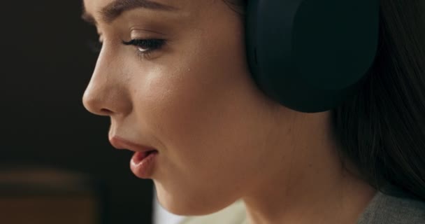 Κοντινό Πλάνο Selecive Εστίαση Στην Γυναίκα Ασύρματα Ακουστικά Μιλάμε Κατά — Αρχείο Βίντεο