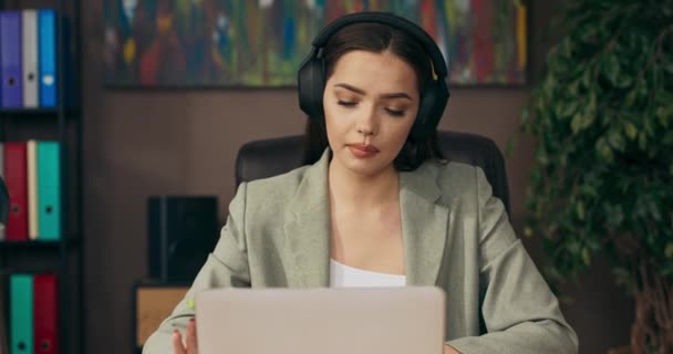 Serious Buisness Woman Suit Wearing Headphones Sitting Attable Working Home — Video