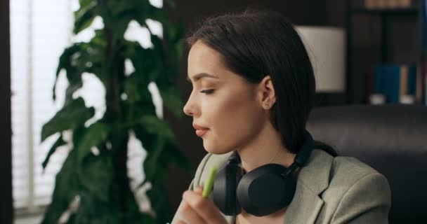 Selective Focus Close Shot Woman Headphones Who Sits Home Office — Video