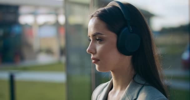 Close Shot Selective Focus Buisness Girl Woman Ladywearing Headphones Listens — Video