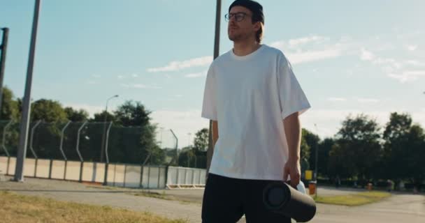 Стильный Модный Человек Очках Идет Стадион Встретиться Друзьями Играть Баскетбол — стоковое видео