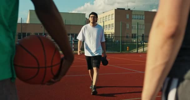 Yorgun Basketbol Oyunundan Sonra Yarışma Konsepti Kazananları Tebrik Eder Kablosuz — Stok video