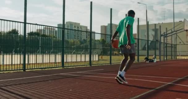 African American Handsome Man Wears Sportswear Plays Basketball Does Slam — стоковое видео