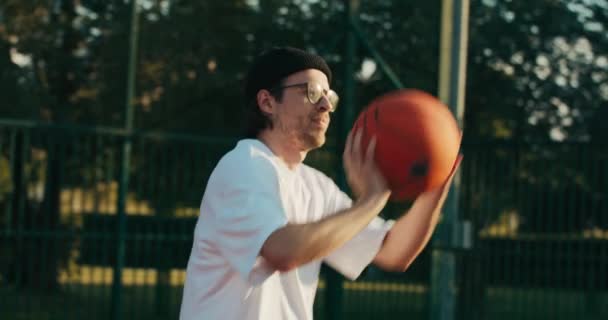 Young Fashionable Handsome Man Takeshsmartphone Ground Hard Basketball Game Playground — Vídeo de Stock