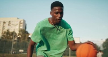 Spor giyimli yakışıklı Afro-Amerikan adama odaklan. Basketbol sahasındaki oyun sahasında puan kazanmaya çalış. Rekabet konsepti.