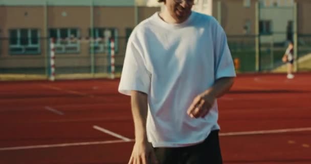 Lambat Gerak Fokus Pada Manusia Mencoba Untuk Membuat Slam Dunk — Stok Video