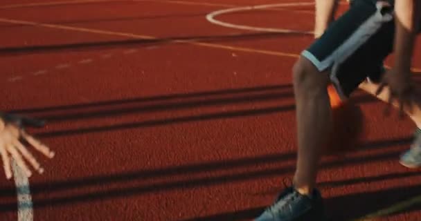 Чоловіча Команда Закрити Вибірковий Фокус Спортивних Ногах Тренерів Чоловіки Грають — стокове відео
