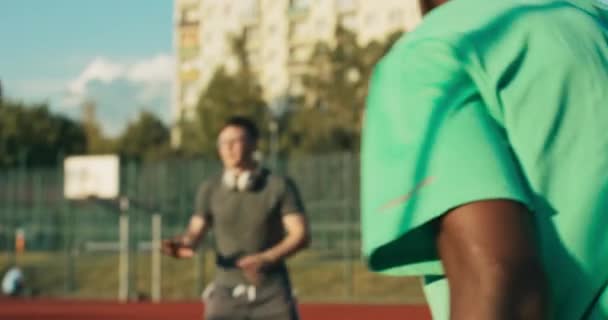 Afroamerikanischer Basketballspieler Sportbekleidung Versuchte Auf Einem Spielplatz Draußen Den Siegpunkt — Stockvideo
