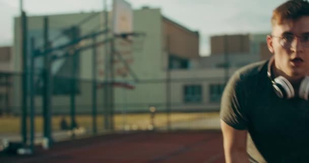 Sporcu Şık Spor Kıyafetleri Giyer Modern Yeni Kulaklıklar Takar Sarayda — Stok video