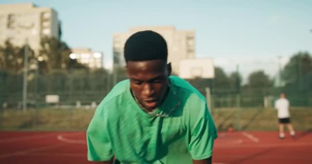 Spor Giyimli Yakışıklı Afro Amerikan Adama Odaklan Basketbol Sahasındaki Oyun — Stok video