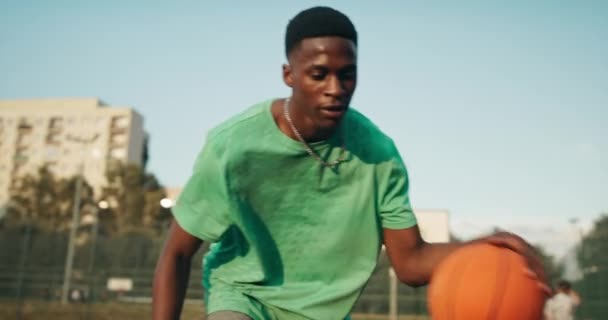 Konzentriert Versucht Der Gut Aussehende Afrikanisch Amerikanische Mann Sportbekleidung Auf — Stockvideo