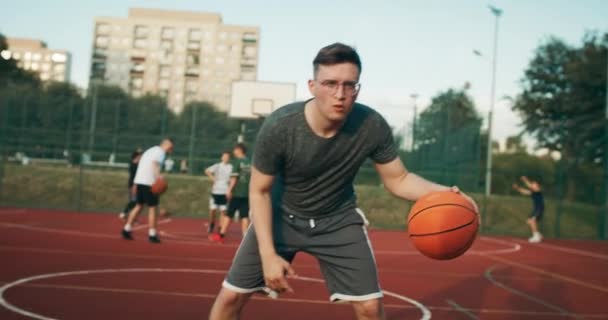 Zeitlupe Selektiven Fokus Konzentriert Mann Modischen Sportbekleidung Und Brille Spielt — Stockvideo