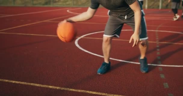 Çocuk Parkındaki Mutlu Canavarlar Gözlük Takıyor Şık Spor Kıyafetleri Basket — Stok video