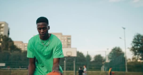 Селективный Фокус Африканского Игрока Показывает Навыки Игры Баскетбол Детской Площадке — стоковое видео