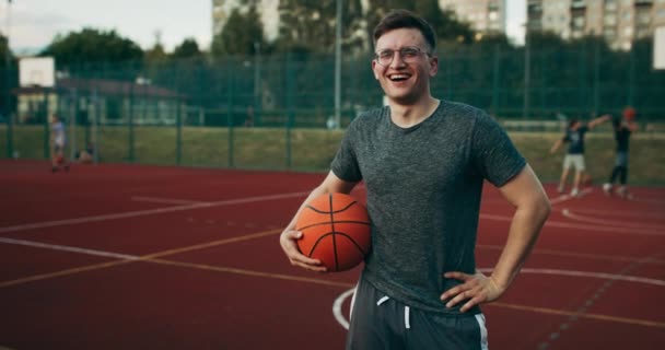 Oyun Sırasında Oyun Sahasında Elinde Topla Duran Yakışıklı Genç Basketbolcunun — Stok video