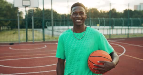 Портрет Захопленого Афроамериканського Молодого Баскетболіста Який Тримає Руках Стоячи Вулиці — стокове відео