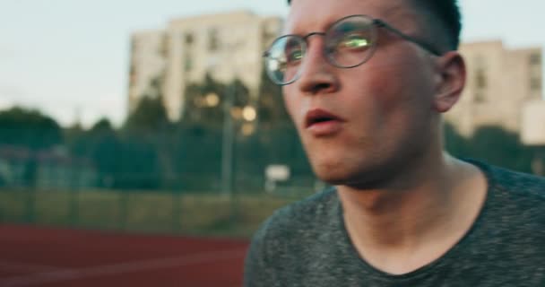 Junge Gutaussehende Konzentrierte Basketballspielerin Versuchte Slam Dunk Basketball Mit Freunden — Stockvideo