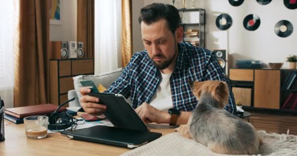 장애가 남자가 휠체어에 인터넷 서핑을 집에서 강아지가 인터넷 쇼핑을 — 비디오
