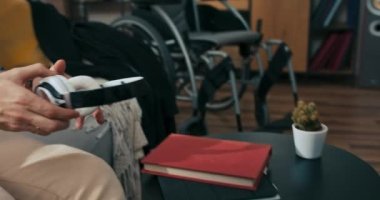 Orta yaşlı bir adam kablosuz kulaklıkla müzik dinliyor. Bu arada, adam bir arkadaşından arkadaşlarıyla planlanmış bir toplantı hakkında bir mesaj alır. Öğleden sonra evde..