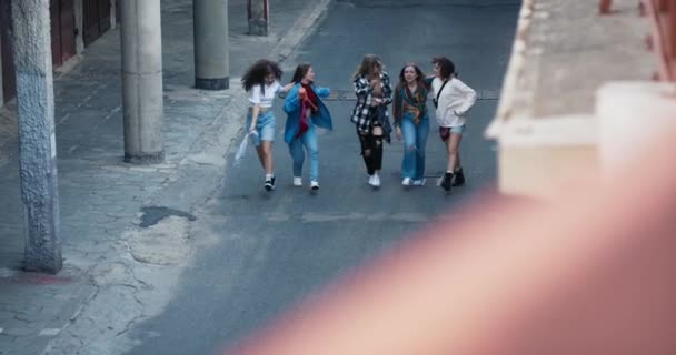 Foco Seletivo Encantado Meninas Alunas Amigos Colegas Correndo Dança Cantando — Vídeo de Stock