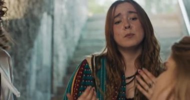 Kapalı çekim seçici odak noktası dans eden kızlar müzik dinliyor farklı komik şarkılar söylüyor mola sırasında dinleniyor gülümsüyor dans becerileri hareketleri gösteriyor .