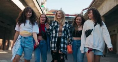 Ağır çekimde kızlar sokaklarda dolanıp yorucu bir günün ardından dinlenirken eğleniyorlar. Sokak styl efreestyle dansçıları hip hop .