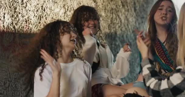 Close Tiro Foco Eletivo Meninas Sentadas Palcos Cantando Movendo Mostrando — Vídeo de Stock