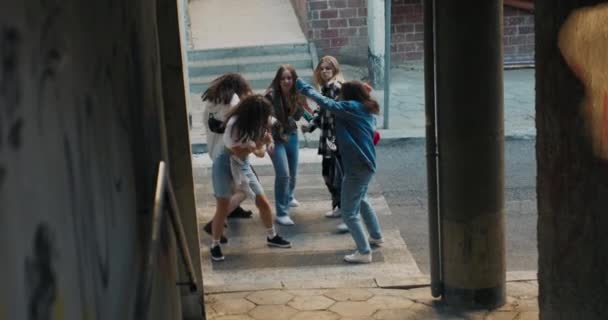 Close Tiro Foco Seletivo Meninas Companhia Amigos Dançando Vestindo Jeans — Vídeo de Stock