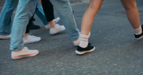 スローモーション道路上を歩く女の子の足に選択的な焦点 — ストック動画