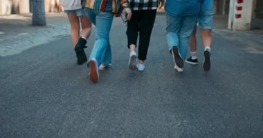 Seçici odak noktası kız bacaklarına yakın çekim. Sokakta spor ayakkabı giyerek dolaşmak. .