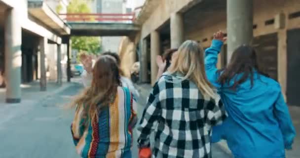 Happy Friends Girls Meeting Reunion Street Hugging Spend Time Together — Vídeo de Stock