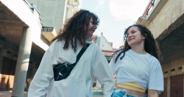 Şık Giyimli Mutlu Kıvırcık Kız Kardeşler Şirket Arkadaşlarıyla Buluşup Sokaklarda — Stok video