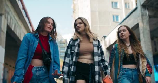 Motiong Lento Foco Seletivo Meninas Mulheres Jovens Andando Indo Rua — Vídeo de Stock