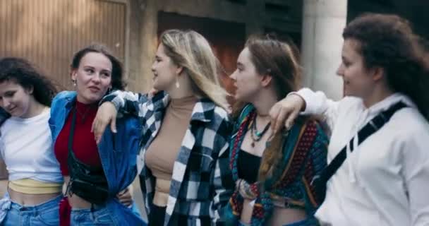 Chicas Elegantes Cámara Lenta Caminando Juntas Calle Hablando Riendo Sonriendo — Vídeo de stock