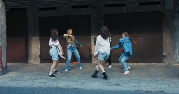 Slow Motion Выборочно Фокусируется Девушках Командных Танцев Показывая Фристайл Движения — стоковое видео