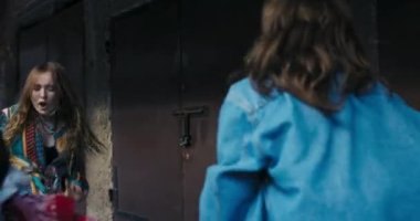 Kadınlar dans ederken kamera sokak sanatçıları için değişik hareketler sergiliyor. .