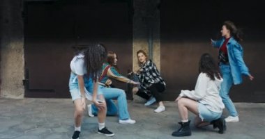 Sokak sanatçıları dans ederken kamerada hip hop serbest dans yetenekleri gösteriyorlar. Birlikte eğleniyorlar. Takım arkadaşları şık, parlak kıyafetler giyiyorlar. .